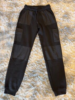 Woman ALO Yoga Black Jogger Sweatpants with Patch Details XS